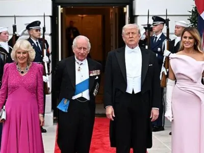 (Слева направо) Королева Камилла, король Карл III, президент США Дональд Трамп и первая леди Мелания Трамп позируют на улице во время официального государственного ужина, устроенного президентом и первой леди в Белом доме во второй день государственного визита короля Карла III и королевы Камиллы в Соединенные Штаты Америки, 28 апреля 2026 года в Вашингтоне, округ Колумбия.