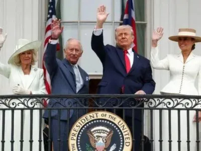 Король Карл III и королева Камилла стоят рядом с президентом США Дональдом Трампом и его супругой, первой леди Меланией Трамп на церемонии приветствия на Южной лужайке Белого дома в Вашингтоне, округ Колумбия, во второй день государственного визита в США. 28 апреля 2026 года.