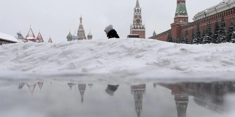 Женщина в сугробах на Красной площади