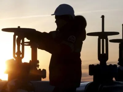 Вахтовик крутит вентиль нефтепровода на месторождении «Лукойла» под Когалымом