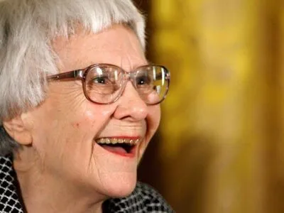 Улыбающаяся пожилая женщина в очках