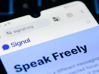 экран телефона с открытым мессенджером Сигнал и надписью на английском "Говори свободно"