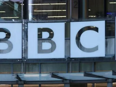 Би-би-си сократит около 10% сотрудников, чтобы сэкономить 500 млн фунтов 2 ee5bcf20 38e0 11f1 873f c76196ac5460.jpg BBC News Русская служба би-би-си