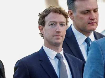 Марк Цукерберг, сооснователь и генеральный директор Meta, в синем костюме и галстуке