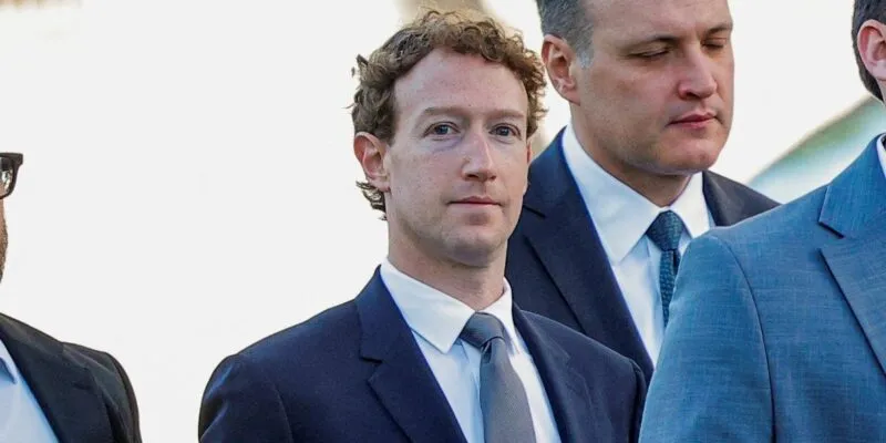 Марк Цукерберг, сооснователь и генеральный директор Meta, в синем костюме и галстуке