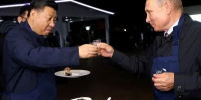 Си и Путин пьют водку и закусывают черной икрой во Владивостоке в 2018 году