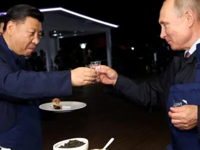 Путин едет к Си Цзиньпину вслед за Трампом. Сможет ли он продать в Китай еще немного российского газа? 2 Си и Путин пьют водку и закусывают черной икрой во Владивостоке в 2018 году