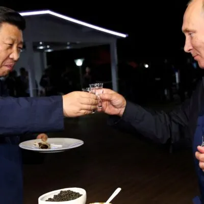 Си и Путин пьют водку и закусывают черной икрой во Владивостоке в 2018 году
