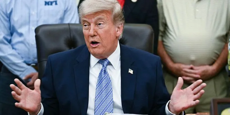 Президент США Дональд Трамп выступает во время пресс-конференции с главой Агентства по охране окружающей среды (EPA) Ли Зельдином в Овальном кабинете Белого дома в Вашингтоне, округ Колумбия, 21 мая 2026 года.