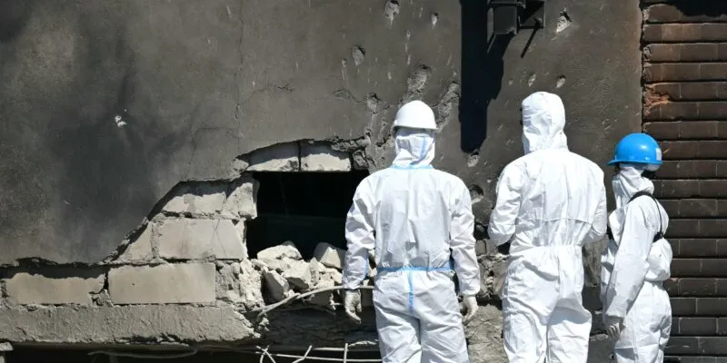 «Никто теперь не чувствует себя в безопасности»: что говорят жители румынского Галаца после удара беспилотника 1 Forensic investigators examine the location of impact after a Russian drone struck an apartment building in Galati, eastern Romania