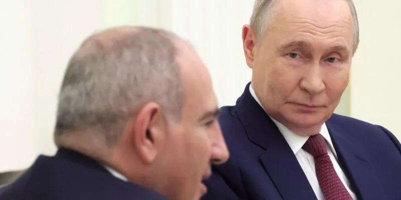 Путин смотрит на Пашиняна во время их встречи в Кремле.