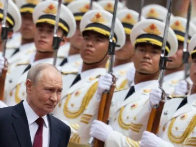 Владимир Путин на фоне служащих китайской армии в парадной белой форме.