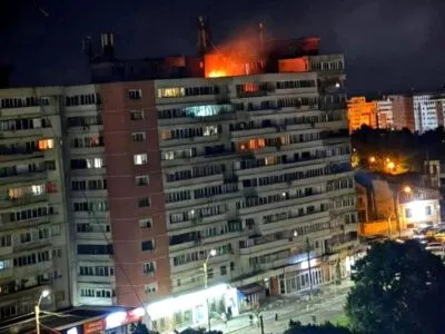Многоэтажка, на последнем этаже огонь.