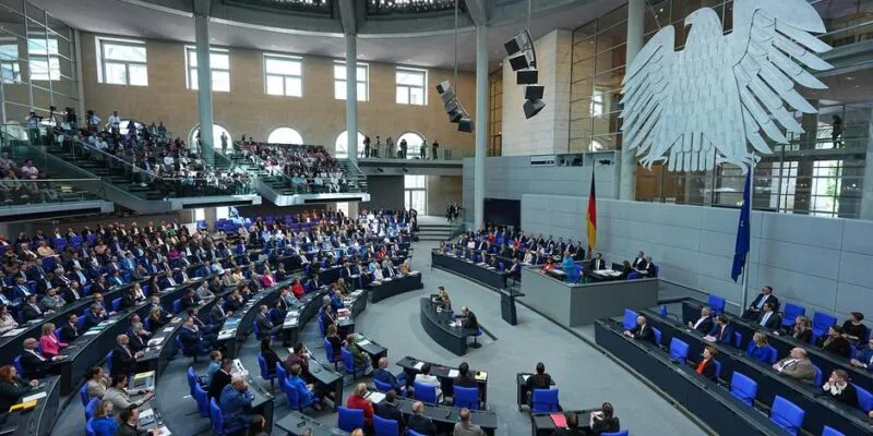Опрос: большинство немцев против запланированного роста зарплат депутатов 1 72539894 403.jpg Deutsche Welle опрос, ХДС/ХСС