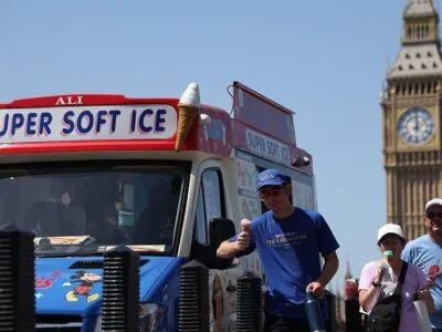 В Британии жара снова бьет рекорды, в Лондоне температура достигла 35°C 3 26 мая 2026 года туристы прогуливаются по Вестминстерскому мосту, поедая мороженое, на фоне «Биг-Бена»