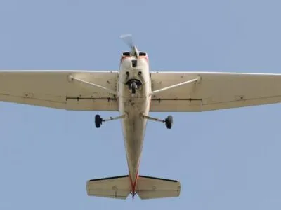 Самолет Cessna 150M в полете
