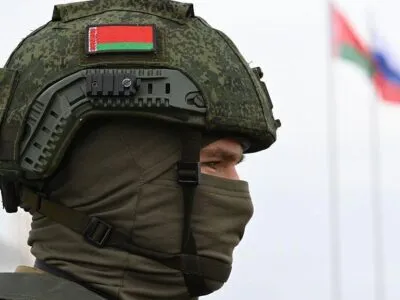 Голова военного с флагом Беларуси