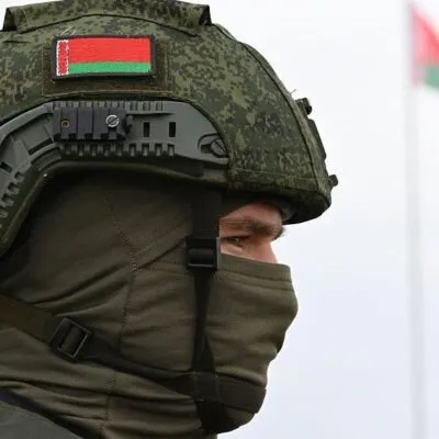 Беларусь и Россия начали учения по боевому применению ядерного оружия. Украина призывает партнеров к жесткому ответу 12 Голова военного с флагом Беларуси
