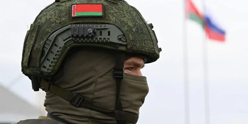 Голова военного с флагом Беларуси