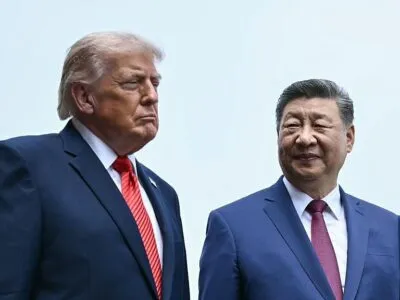 Президент Китая Си Цзиньпин (справа) и президент США Дональд Трамп посещают Храм Неба 14 мая 2026 года в Пекине, Китай.