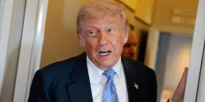 Трамп заявил, что отменил новый удар по Ирану по просьбе лидеров Катара, Саудовской Аравии и ОАЭ 6 Президент США Дональд Трамп беседует с прессой на борту самолета Air Force One по пути в США после визита в Китай, 15 мая 2026 года.