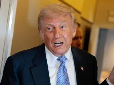 Трамп заявил, что отменил новый удар по Ирану по просьбе лидеров Катара, Саудовской Аравии и ОАЭ 5 Президент США Дональд Трамп беседует с прессой на борту самолета Air Force One по пути в США после визита в Китай, 15 мая 2026 года.