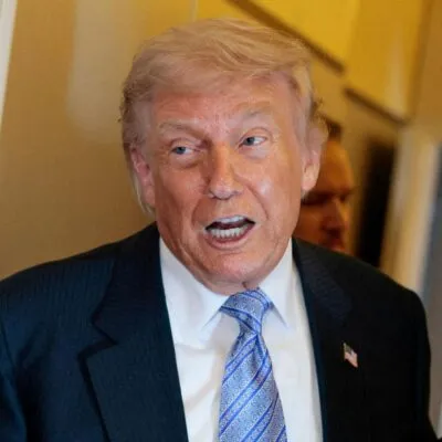 Трамп заявил, что отменил новый удар по Ирану по просьбе лидеров Катара, Саудовской Аравии и ОАЭ 10 Президент США Дональд Трамп беседует с прессой на борту самолета Air Force One по пути в США после визита в Китай, 15 мая 2026 года.