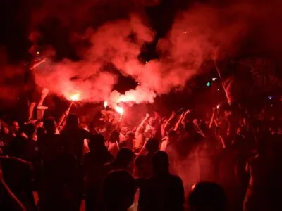 Во Франции более 400 человек задержаны во время беспорядков после победы ПСЖ в финале Лиги чемпионов 3 Болельщики ПСЖ в Париже после победы над «Арсеналом» запускали фейерверки и сигнальные ракеты