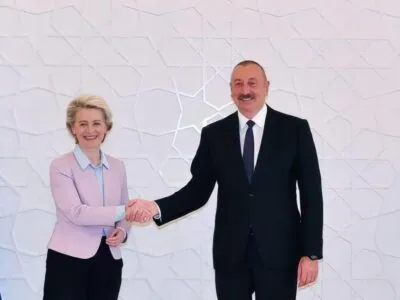 Президент Азербайджана Ильхам Алиев (справа) и председатель Европейской комиссии Урсула фон дер Ляйен (слева) пожимают друг другу руки после подписания меморандума о взаимопонимании по увеличению импорта азербайджанского природного газа в рамках встречи в Баку, Азербайджан, 18 июля 2022 года.