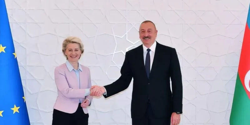 Президент Азербайджана Ильхам Алиев (справа) и председатель Европейской комиссии Урсула фон дер Ляйен (слева) пожимают друг другу руки после подписания меморандума о взаимопонимании по увеличению импорта азербайджанского природного газа в рамках встречи в Баку, Азербайджан, 18 июля 2022 года.