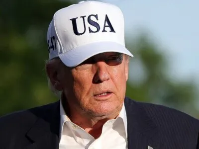 Президент США Дональд Трамп в белой бейсболке с надписью USA возвращается в Белый дом 15 мая 2026 года в Вашингтоне, округ Колумбия