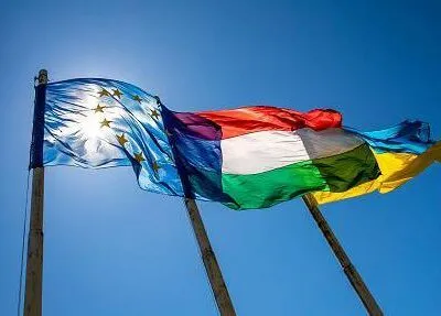 Флаги ЕС, Венгрии и Украины.