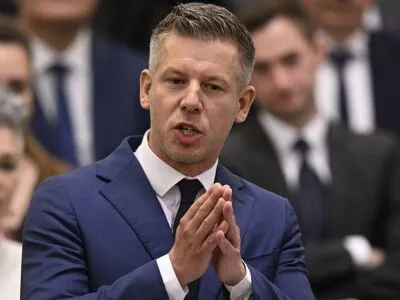 Парламент Венгрии внес в конституцию поправку «против Орбана»: премьер-министр отныне сможет править не больше двух сроков 2 Hungary's prime minister Péter Magyar speaking in parliament in Budapest