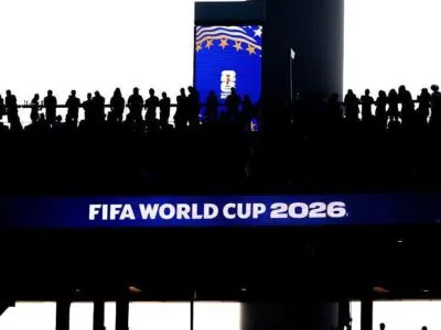 Черный силуэт трибуны на ЧМ по футболу с синим логотипом чемпионата