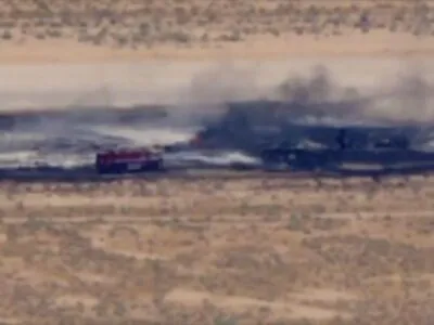 В Калифорнии разбился бомбардировщик B-52 с восемью членами экипажа 2 Дымящиеся обломки
