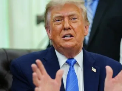 Трамп пообещал снова «мощно ударить» по Ирану уже в эту среду 4 Дональд Трамп ладошками вперед и врозь