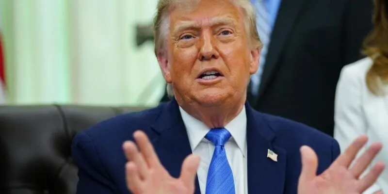 Дональд Трамп ладошками вперед и врозь