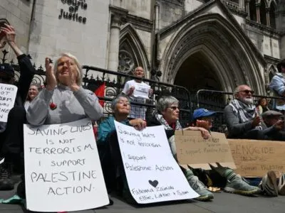 Апелляционный суд признал законным запрет организации Palestine Action в Великобритании 4 Несколько сторонников Palestine Action в понедельник утром у здания Королевского суда. На снимке видно шесть плакатов в поддержку организации, которые люди держат в руках