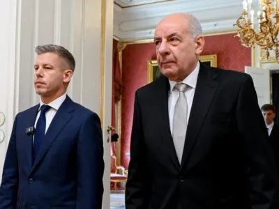 Новое правительство Венгрии перепишет конституцию, чтобы сместить президента — ставленника Орбана 2 Петер Мадьяр и Тамаш Шуйок проходят бок о бок через дверной проем