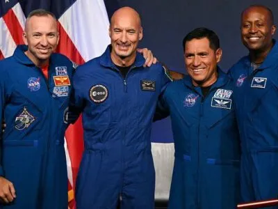 НАСА назвало имена членов экипажа миссии «Артемида-3» — очередного этапа на пути к высадке на Луне 3 Слева направо: Рэнди Бресник, Лука Пармитано, Фрэнк Рубио и Андре Дуглас