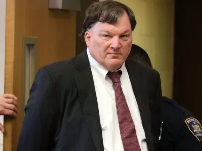 «Убийцу c Гилго-бич» суд в штате Нью-Йорк приговорил к пожизненному сроку за убийство семи женщин 3 Рекс Хойерман в костюме, за ним стоит полицейский.