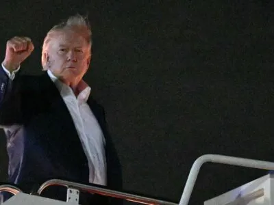 Президент США Дональд Трамп поднимается на борт самолета перед вылетом в Эвиан-ле-Бен (Франция) для участия в саммите «Большой семерки» 15 июня 2026 года