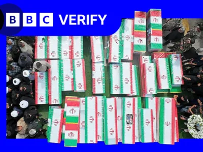Похороны школьниц и учителей, погибших при ударе по школе в иранском городе Минаб. Гробы, накрытые флагами, вид вертикально сверху