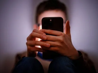 Британский ультиматум Apple и Google: от техногигантов требуют поставить заслон «обнаженке» в телефонах подростков 5 Молодой человек с мобильным телефоном, постановочное изображение