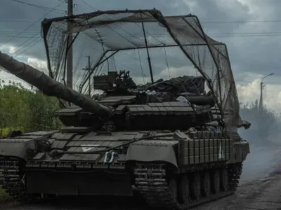 Украинский танк с системой защиты сверху типа «капюшон»