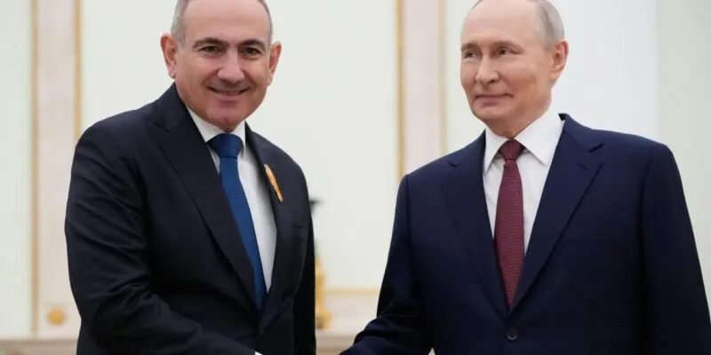 Президент России Владимир Путин (справа) и премьер-министр Армении Никол Пашинян пожимают друг другу руки во время встречи в Кремле в Москве, Россия, 1 апреля 2026 года.