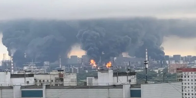 Москва подверглась одной из крупнейших за последнее время атак дронов. Что известно 1 Над промышленным комплексом в нескольких местах поднимаюся клубы черного дыма, в двух местах виден открытый огонь.