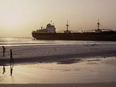 Ормузский пролив открывается: когда ждать обвала цен на нефть? 3 Танкер на мели в Персидском заливе во время «танкерной войны» 1987 года