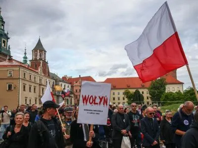 Дело о Белом орле. Почему снова поссорились Украина и Польша, и есть ли перспективы мира? 4 Люди идут с флагами Польши, на транспаранте на переднем плане написано Wołyń, буквы написаны красным и с них стекает кровь