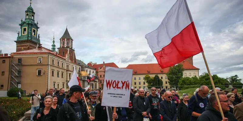 Дело о Белом орле. Почему снова поссорились Украина и Польша, и есть ли перспективы мира? 1 Люди идут с флагами Польши, на транспаранте на переднем плане написано Wołyń, буквы написаны красным и с них стекает кровь